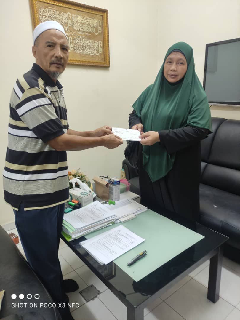 Sesi penyerahan khairat kematian kepada balu Allahyarham Abdul Samad Bin Nasir 139428 Northport